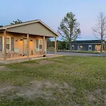The Sapling - 2 Bedroom Cabin Across From Visitor Center